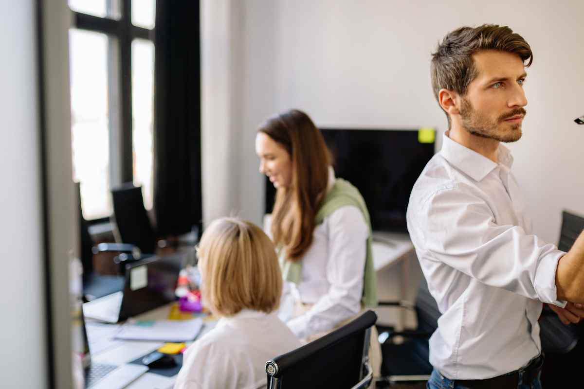 uomo scrive e donne Fermo Amministrativo auto, le nuove regole del 2026 i dettagli