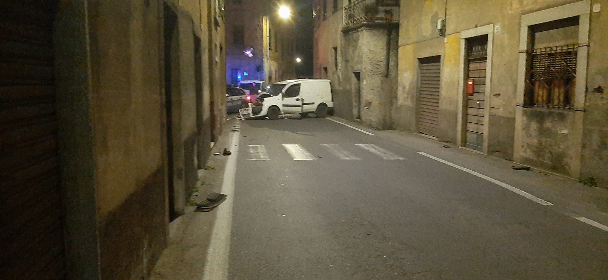 Furgone si schianta a Gravedona