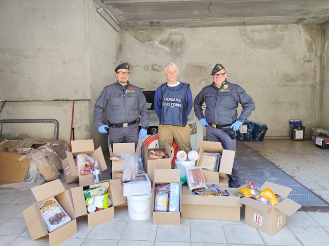 sequestrati oltre 200 kg di alimenti avariati al valico di Piattamala