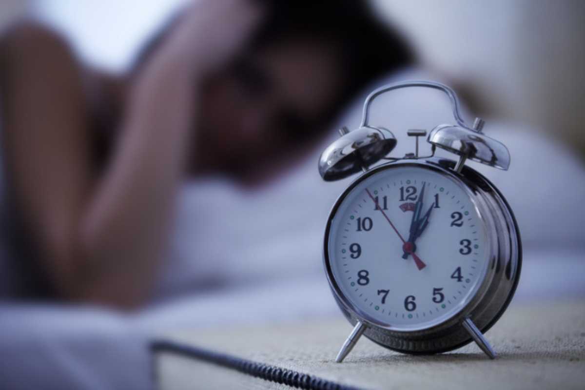 Sempre più studi sul sonno suggeriscono che la vera differenza non la fa solo quante ore dormiamo, ma il momento esatto in cui apriamo gli occhi