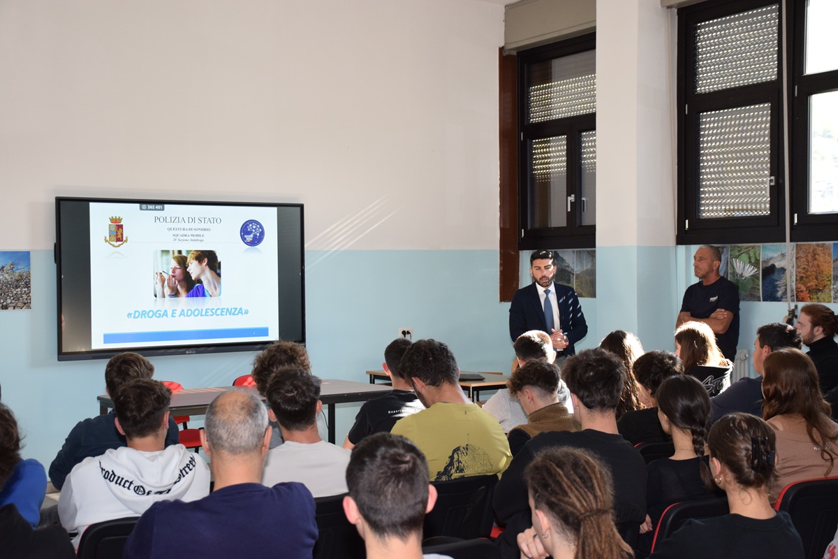 Polizia di Stato Sondrio contrasto al narcotraffico incontro della squadra mobile con gli studenti di un Istituto tecnico.