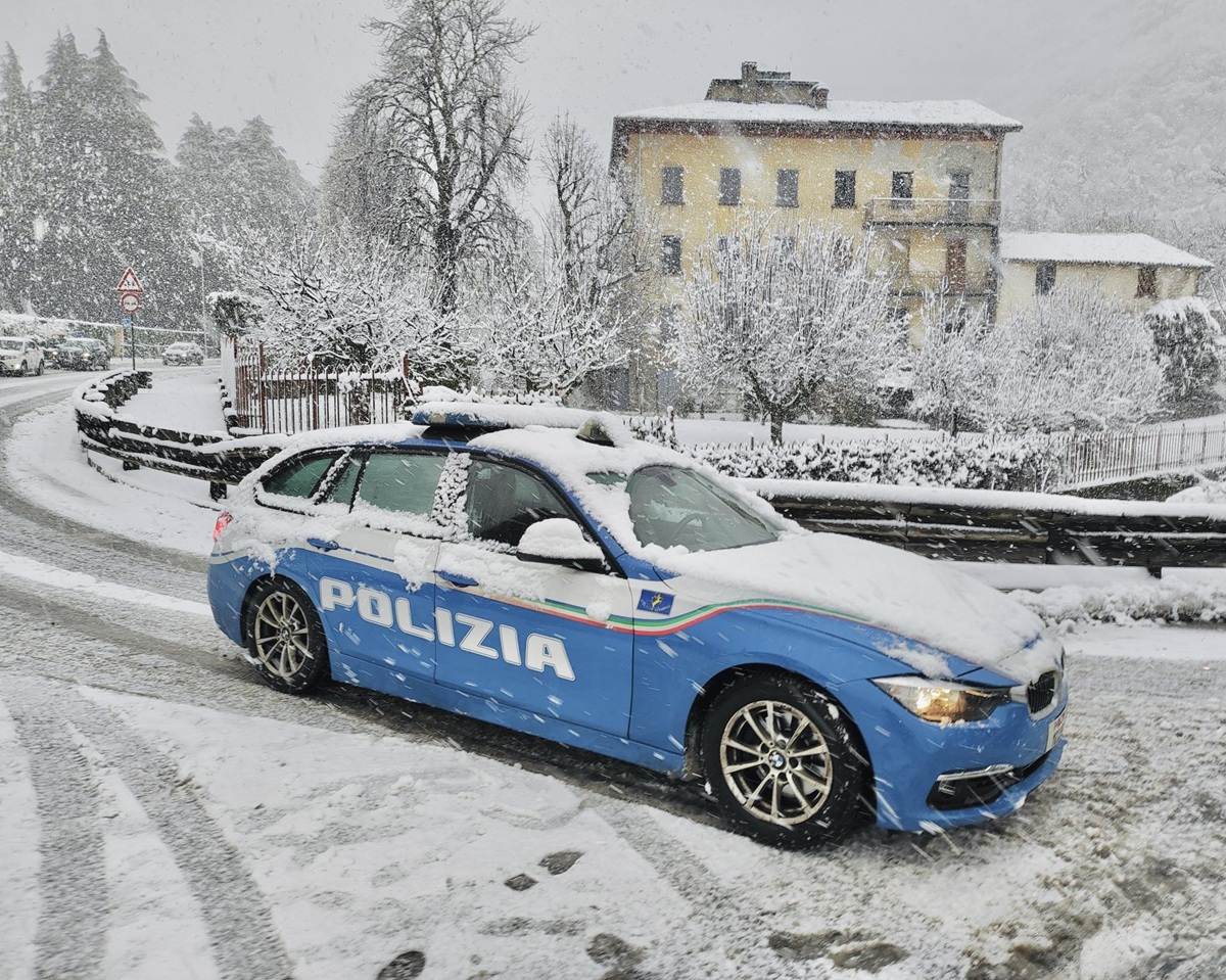 Polizia sulle strade di montagna