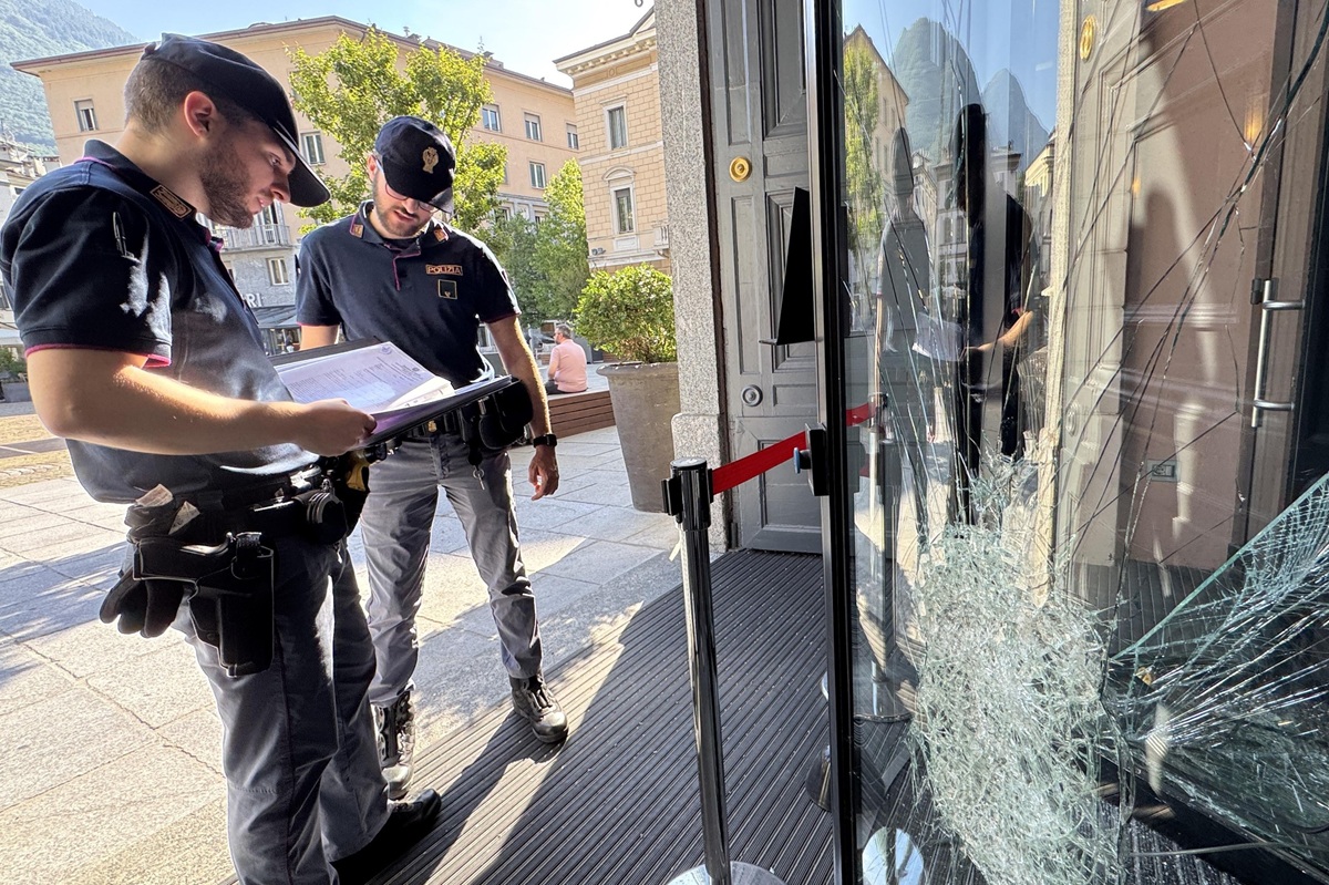 49enne assalta la porta di una sala slot e aggredisce i poliziotti arrestato