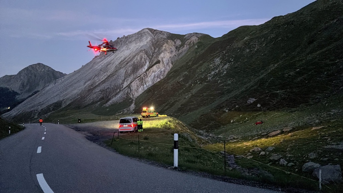 Esce di strada di notte dopo un sorpasso sul passo Forcola, 25enne gravemente ferito