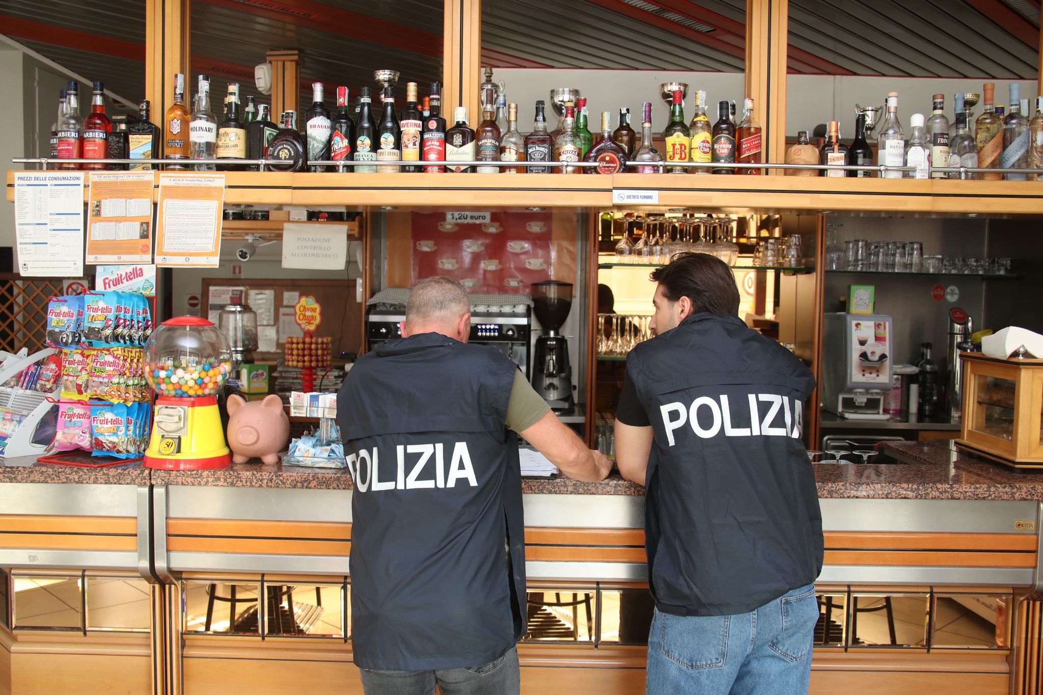 Polizia di Stato - Sondrio - 5 provvedimenti di divieto accesso ai locali pubblici per rissa in un bar del centro