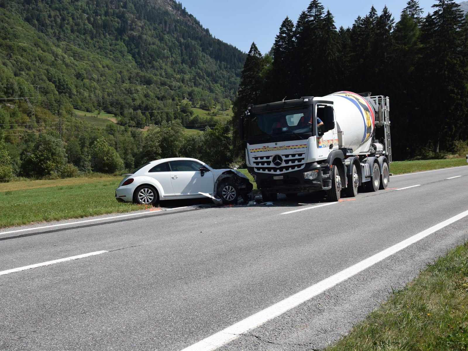 Scontro frontale tra un'auto e un camion a Vicosoprano