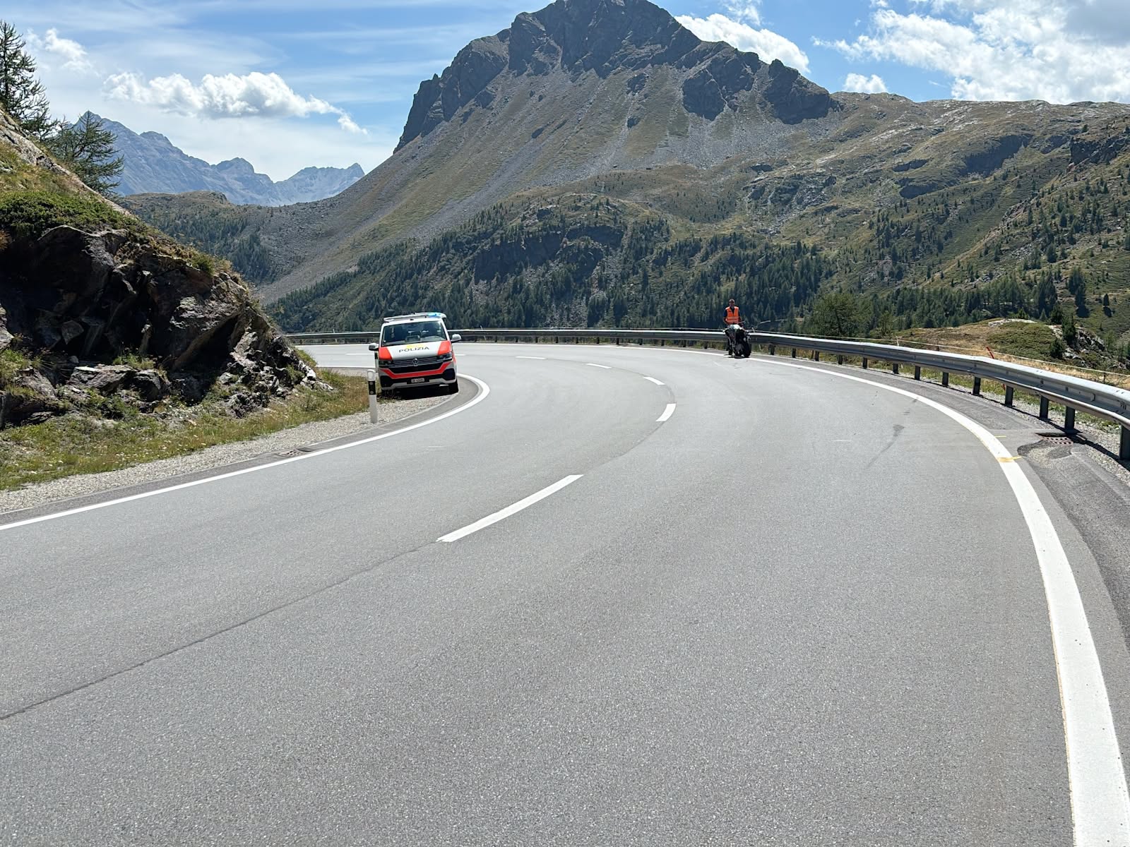 Perde il controllo della moto e finisce contro il guardrail