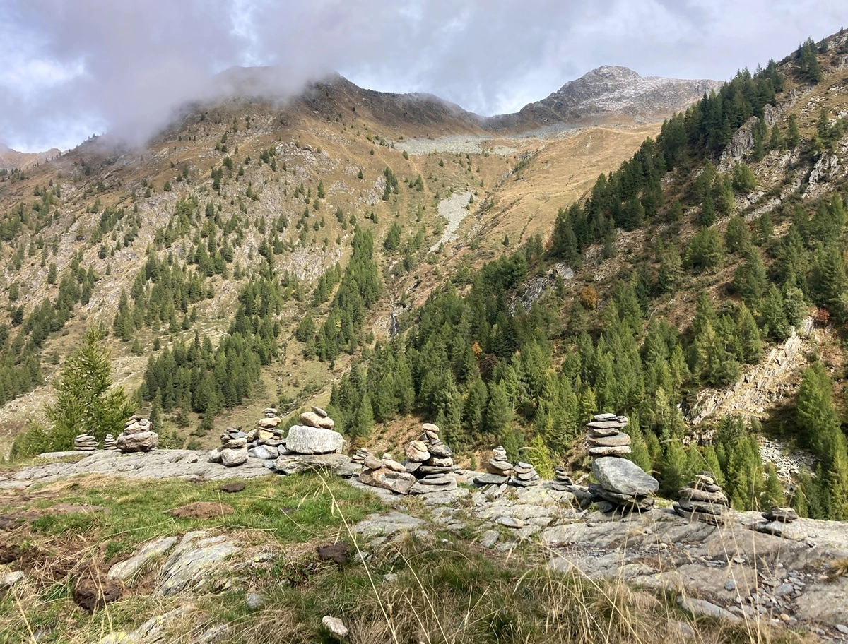 ometti di pietra in montagna