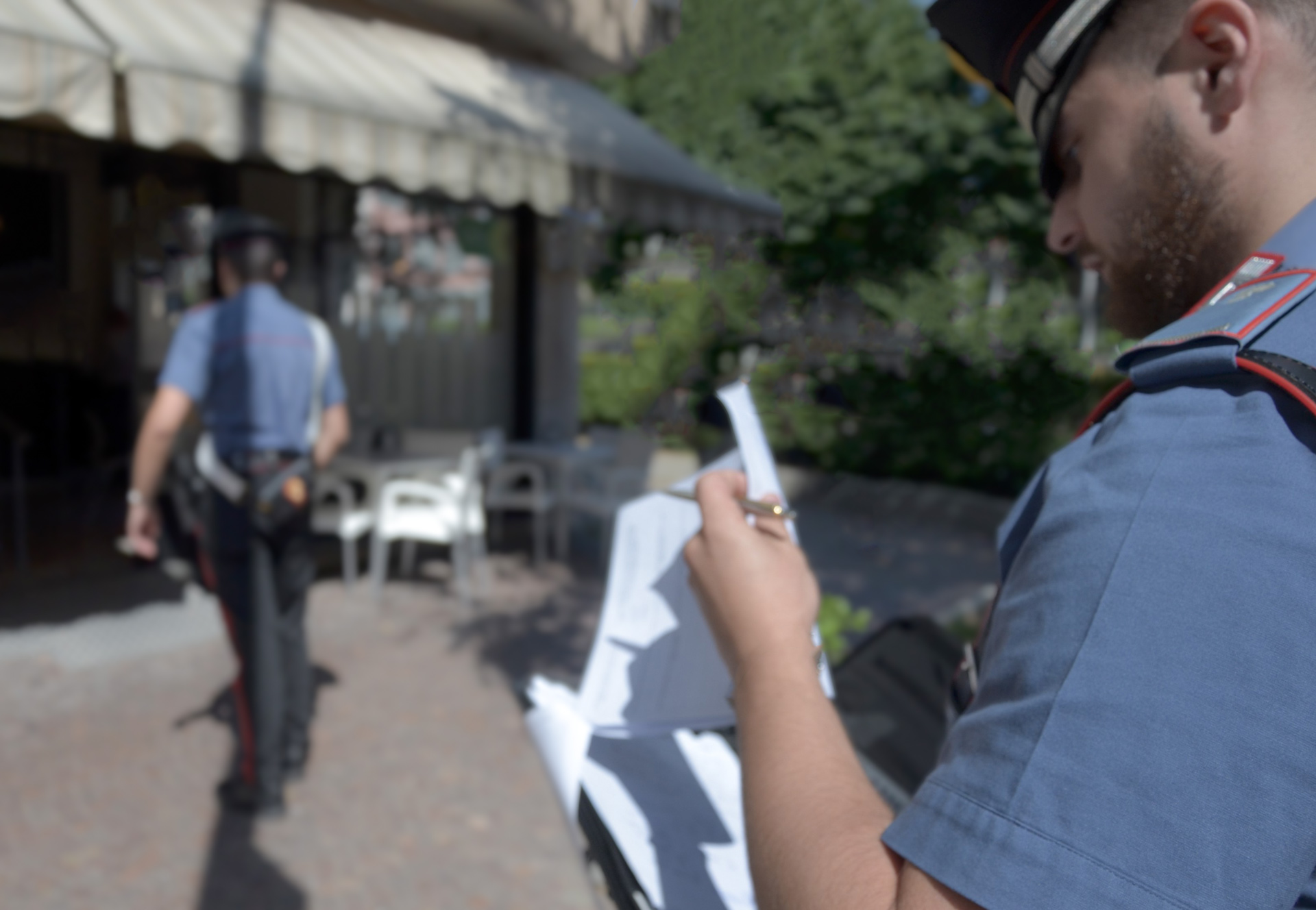 Tirano ruba una borsa ed aggredisce la titolare per guadagnarsi la fuga, arrestata 50enne dai Carabinieri di Tirano
