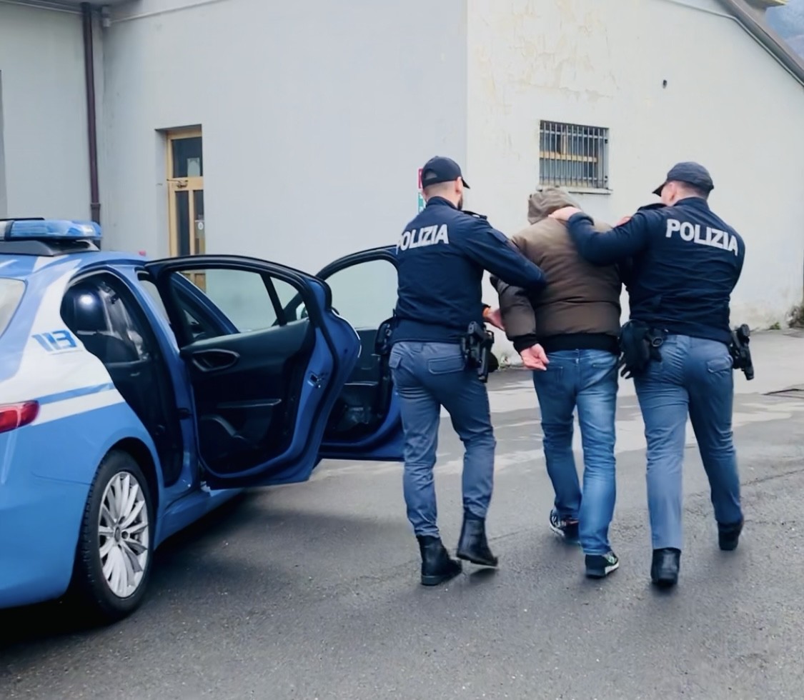 Ubriaco davanti ai figli minori aggredisce gli agenti arrestato per resistenza a pubblico ufficiale