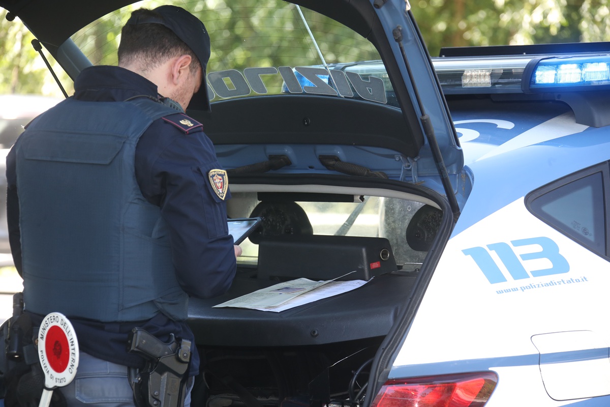 ubriaco aggredisce gli agenti