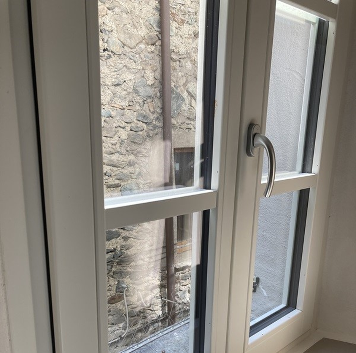 Casa fredda con termosifoni accesi
