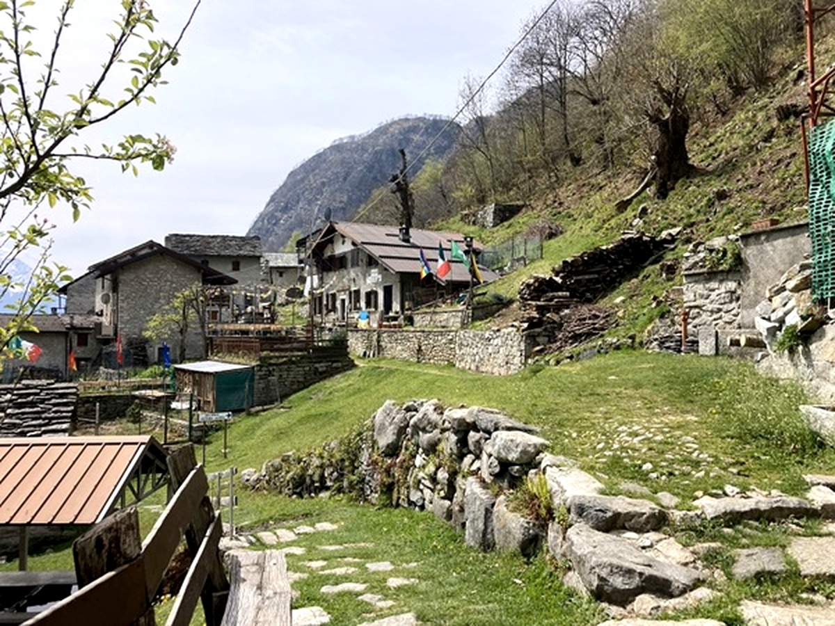 Case vuote in montagna